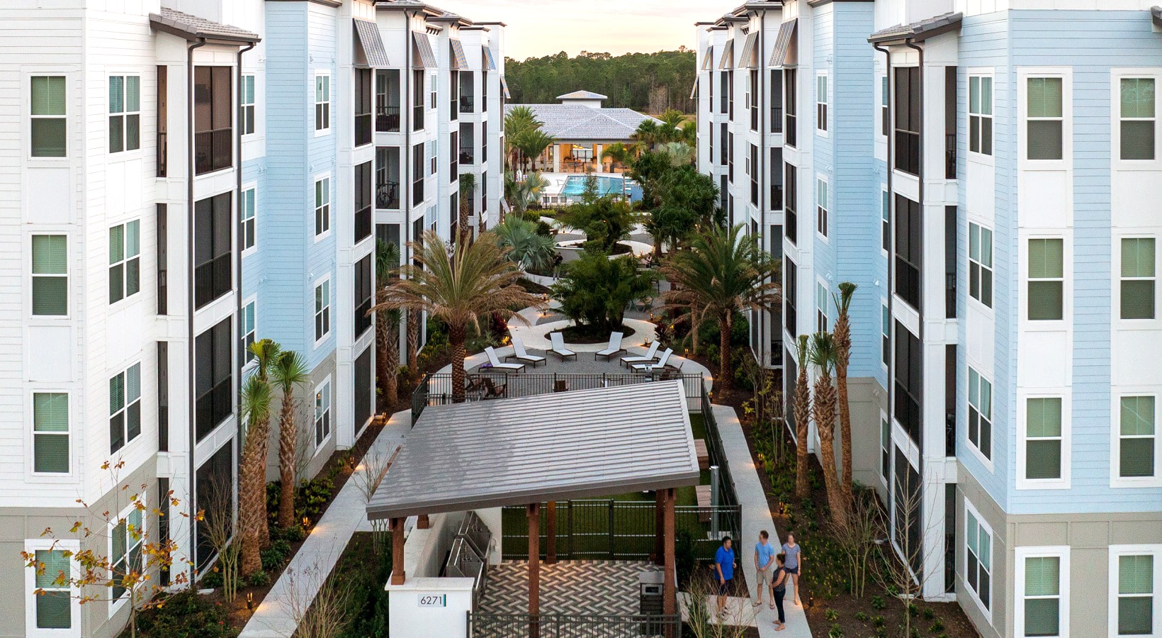 Aventon-Alaira-Interior-Park-Far-Dog-Park-with-People-b8b1be8e122074146d7c168398a5d20f