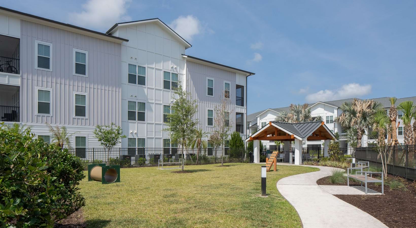 Aventon-Soraya-dog-park