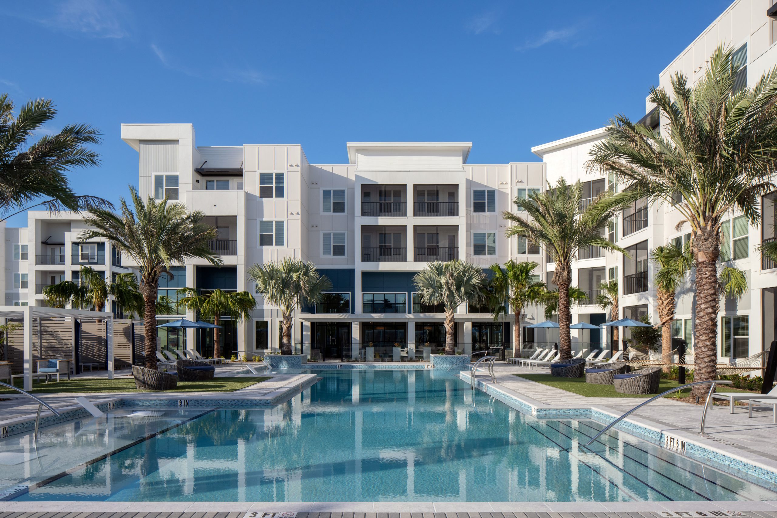 01-Aventon-Opal-Pool-Courtyard