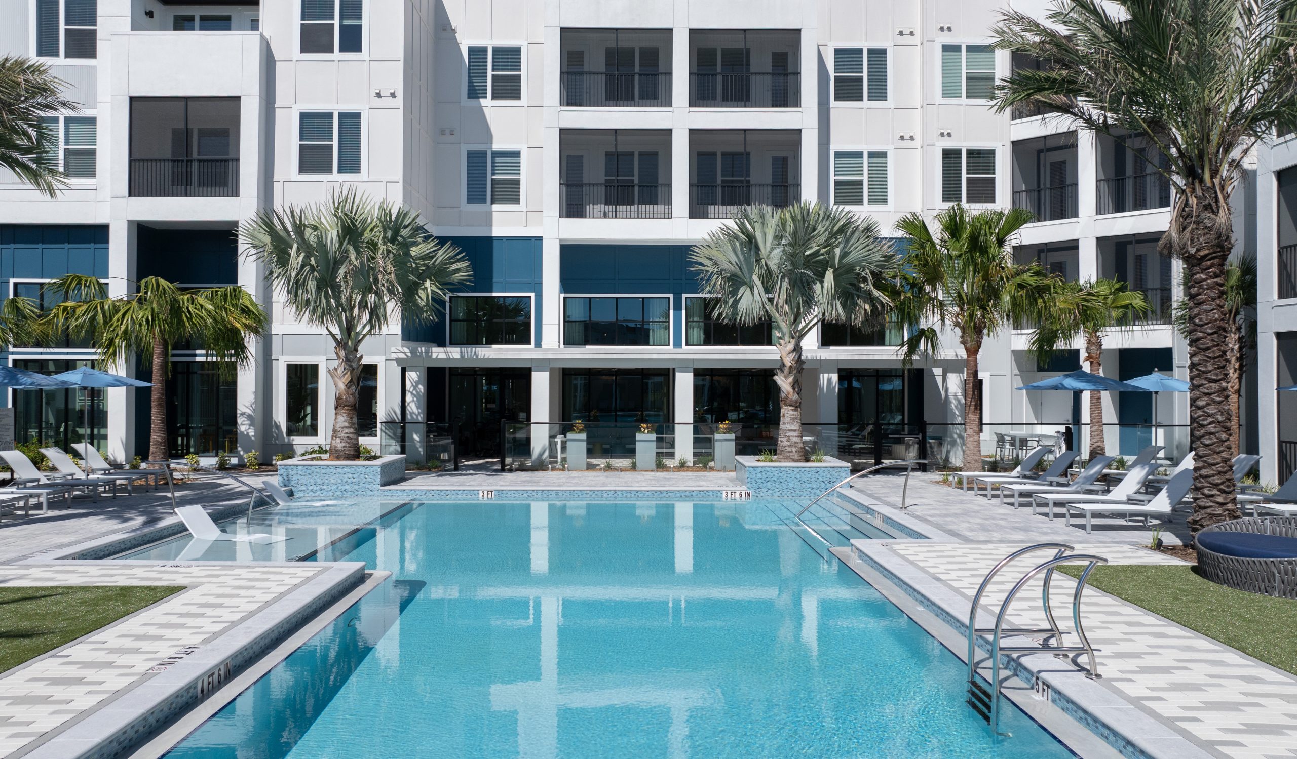 02-Aventon-Opal-Pool-Courtyard