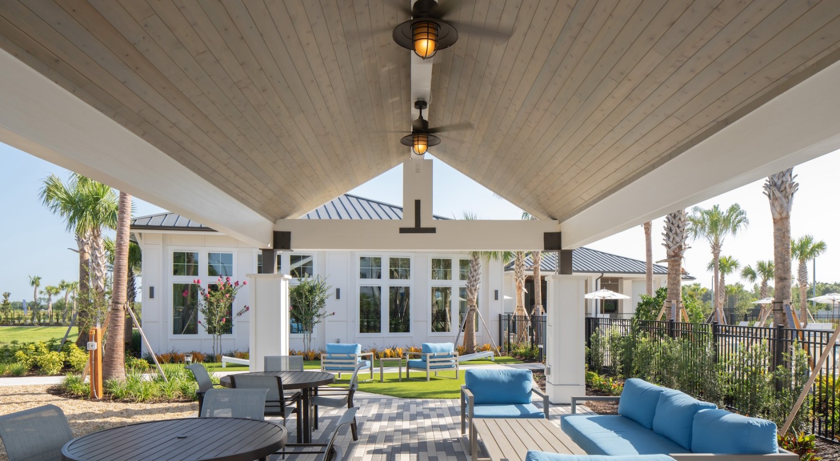 50-Aventon-Meadows-Outdoor-Dining3