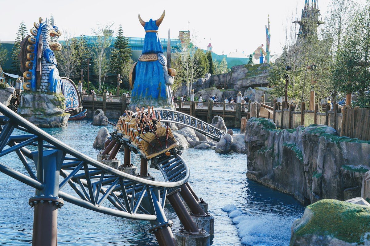 Hiccups-Wing-Gliders-on-lagoon-How-to-Train-Your-Dragon-Isle-of-Berk-Epic-Universe-photo-by-Matt-Roseboom