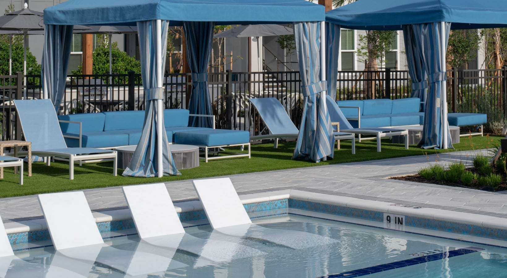 Aventon-Lake-Conway-Pool-Sun-Shelf-Portrait-a73e0c009f0c2c0bd97411937ff97260